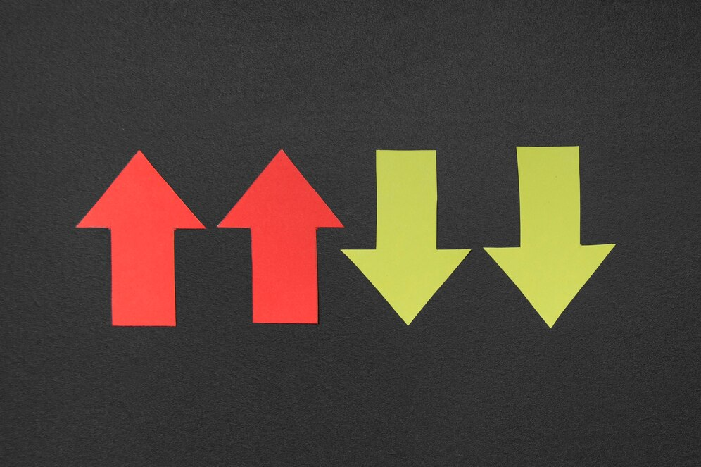 Two red arrows pointing upward and two yellow arrows pointing downward.